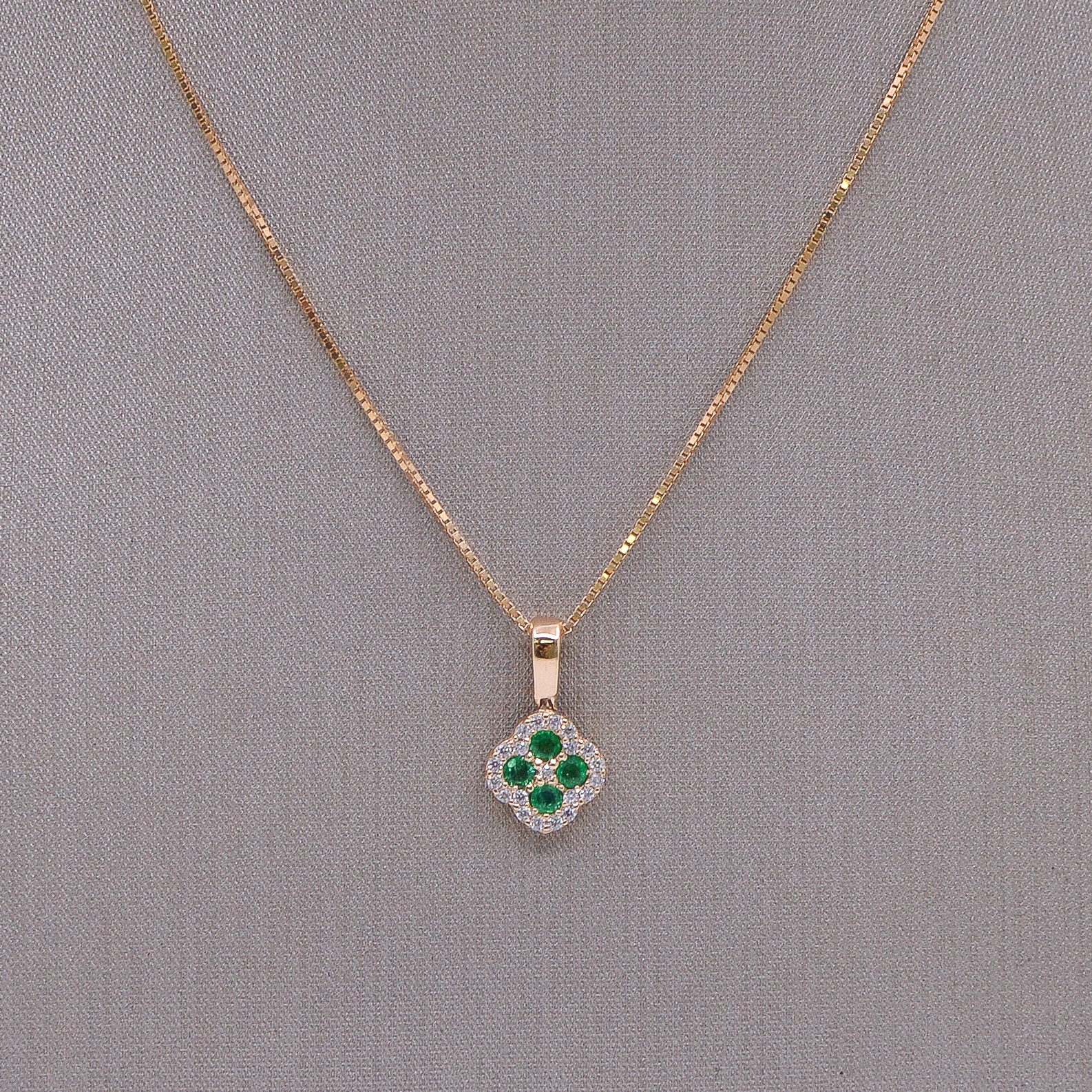 Dije Flor con Esmeraldas Oro 18k / 2mm - Image 2