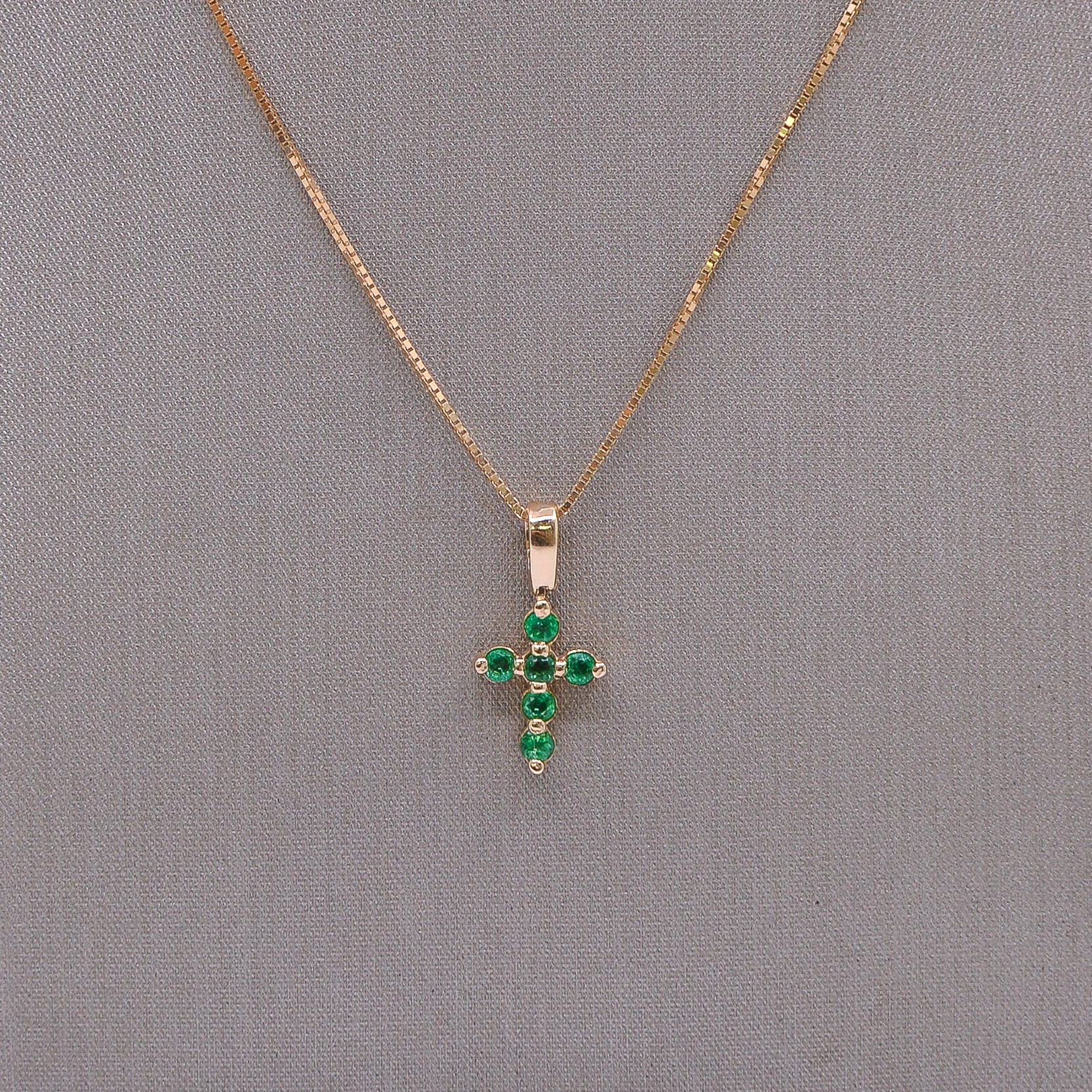 Dije Cruz con Esmeraldas Oro 18k / 2mm - Image 2