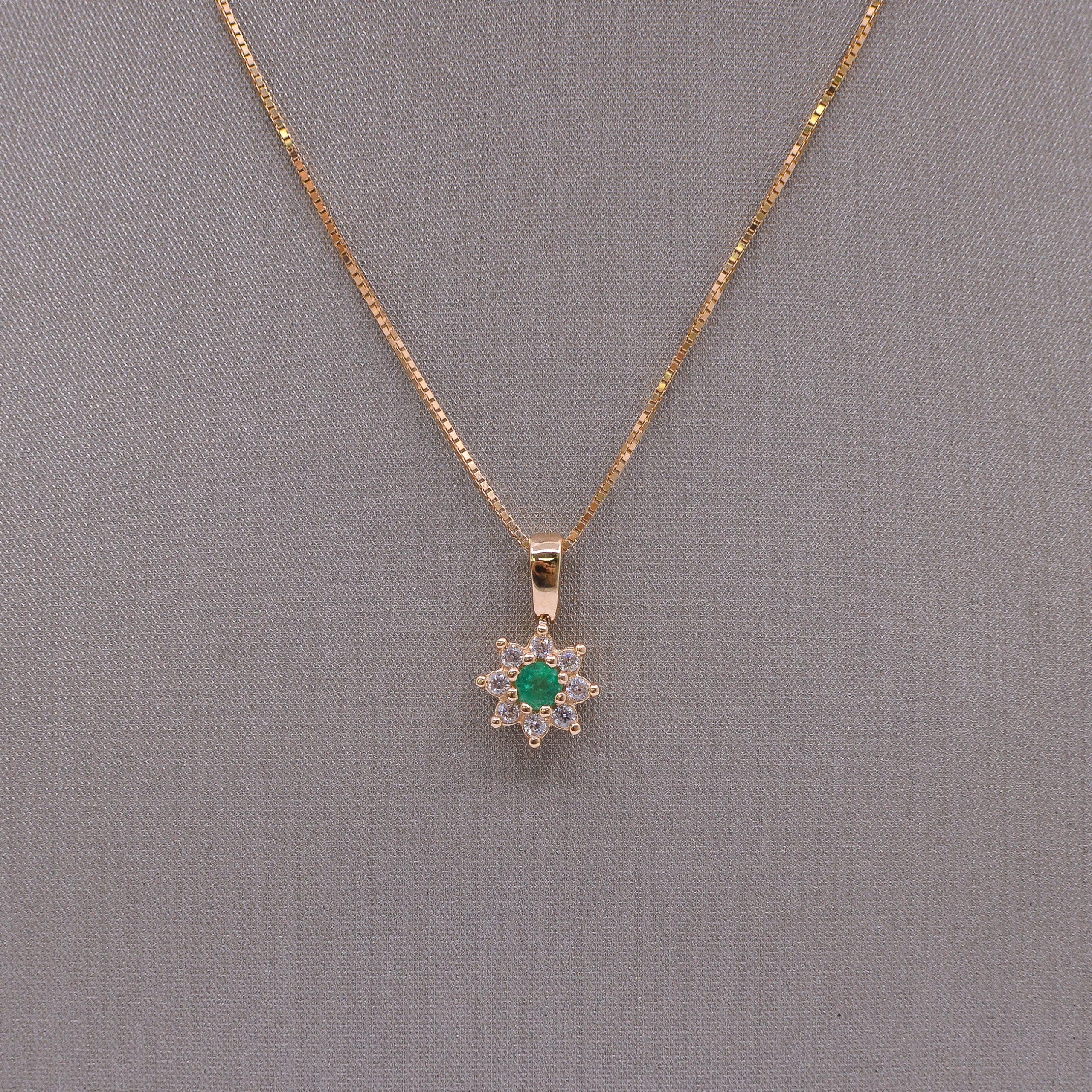 Dije Flor con Esmeralda Oro 18k / 3,1mm - Image 2