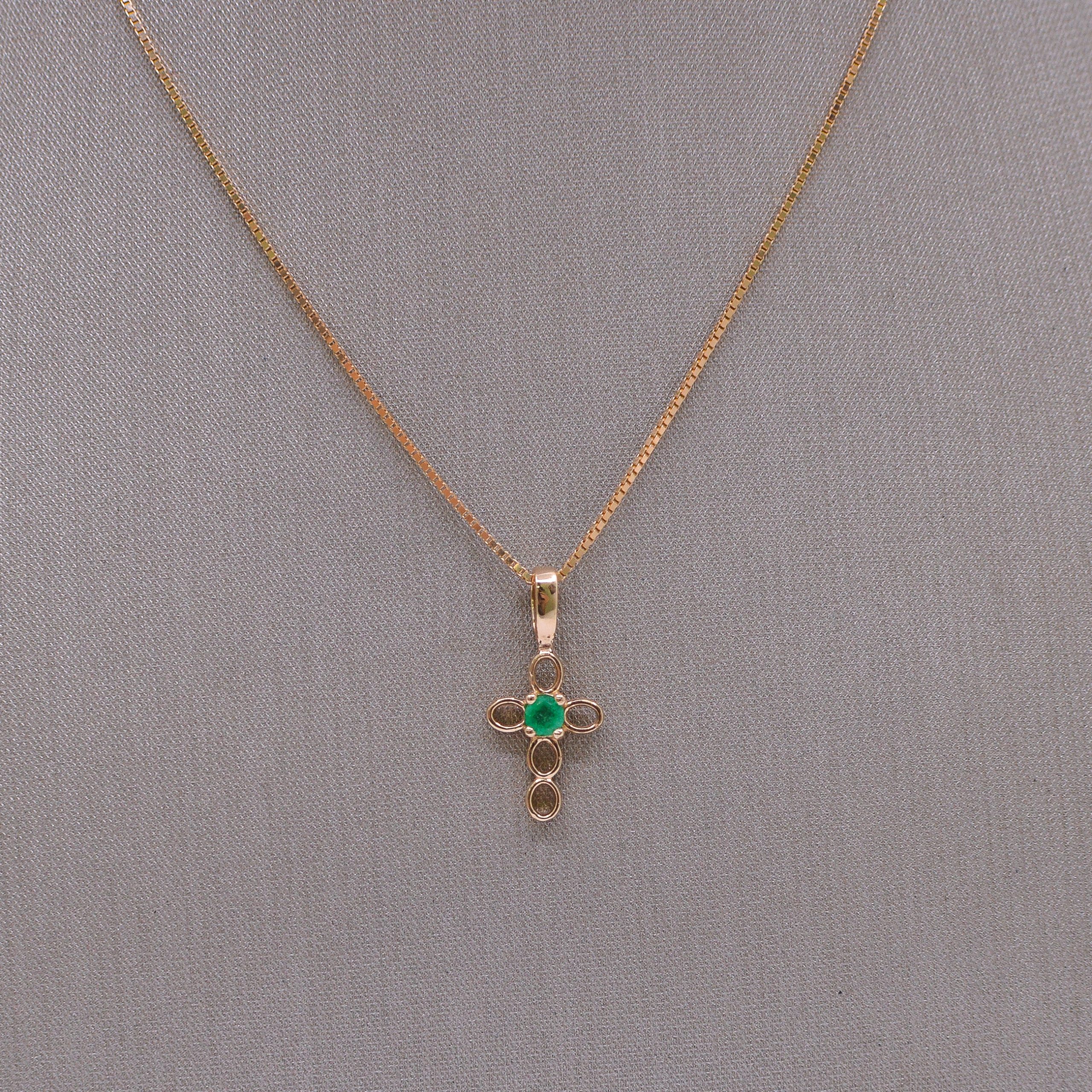 Dije Cruz Mini Ovales con Esmeralda Oro 18k / 2,7mm - Image 2