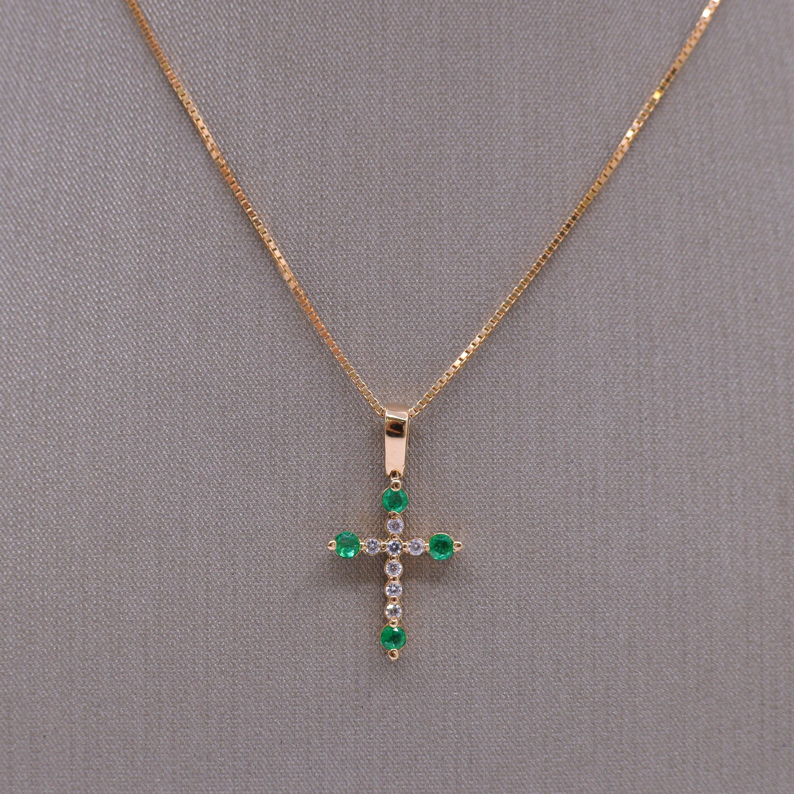 Dije Cruz con Esmeraldas Oro 18k / 2mm - Image 2